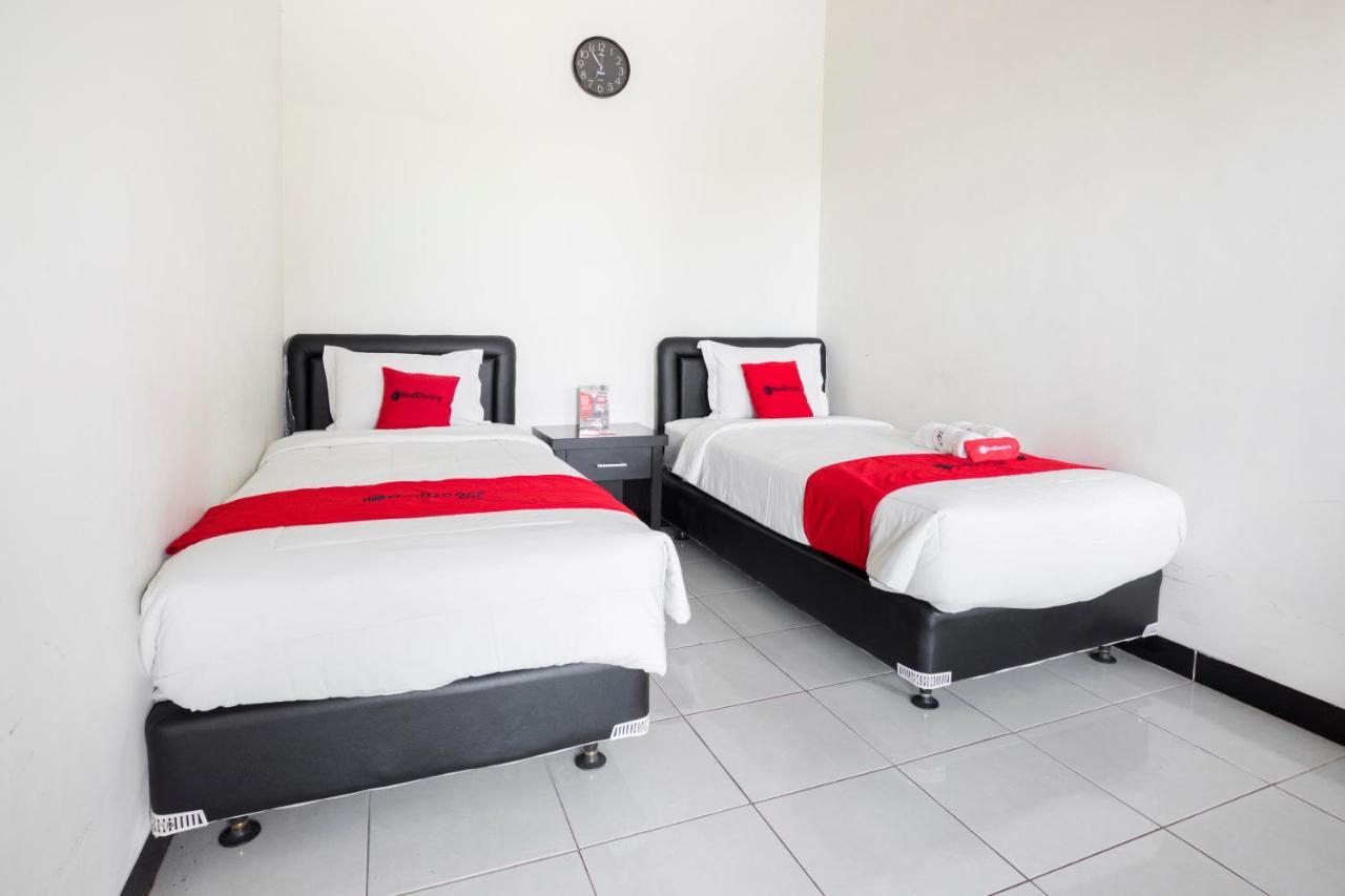 Reddoorz Plus @ Purwodadi Pasuruan Extérieur photo